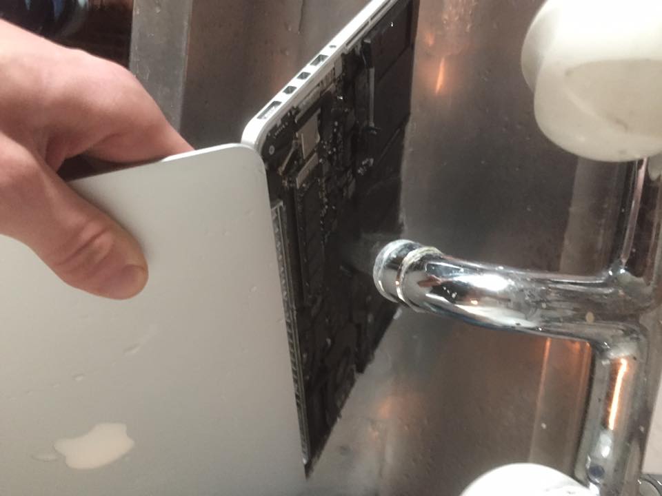 Apple Mac Book Pro Wasserschaden reparatur 1