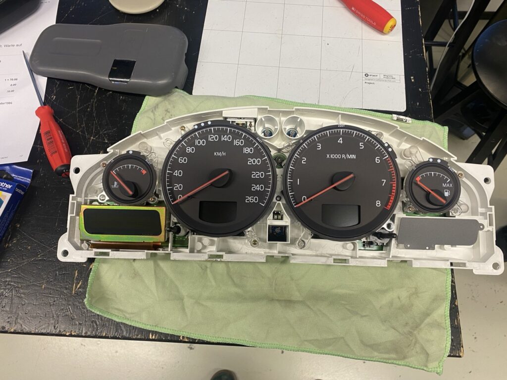 Erster Schritt in der Demontage des Tachos vom Volvo V70