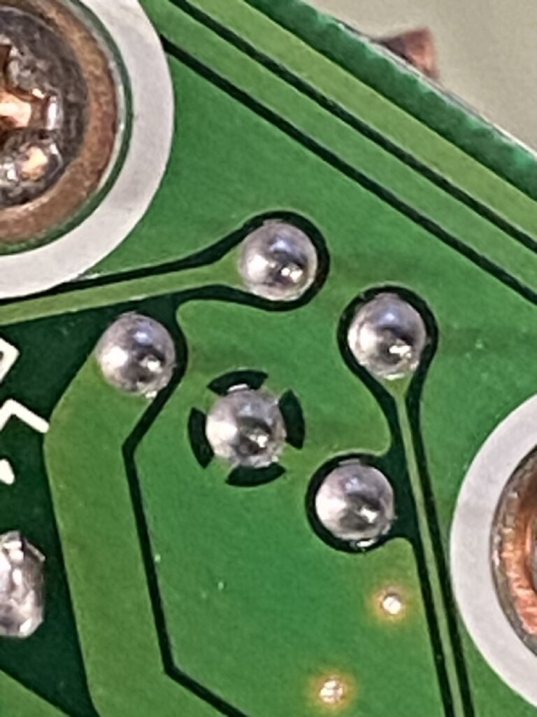 Zeigt die gebrochene Lötstelle am DIM