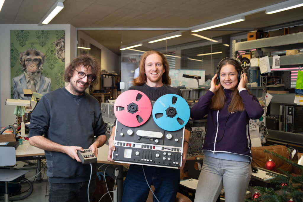 Der Reparateur in seiner werkstattmacht sachen mit revox und studer