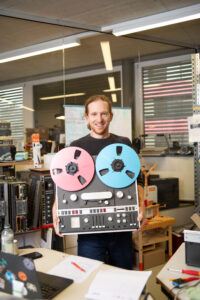 der reparateur in seiner revox werkstatt